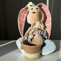 Кролик з кошиком