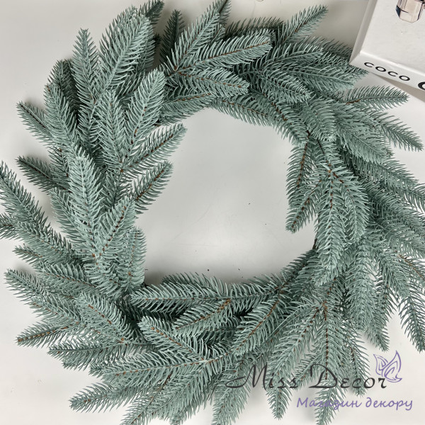 Вінок classic з литої хвої 40 см блакитний