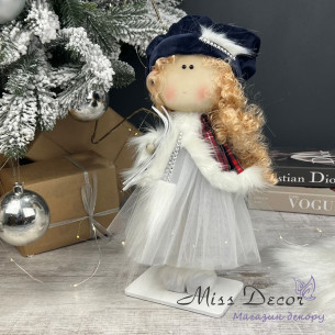Новогодняя куколка кудряшка с лыжами в платье